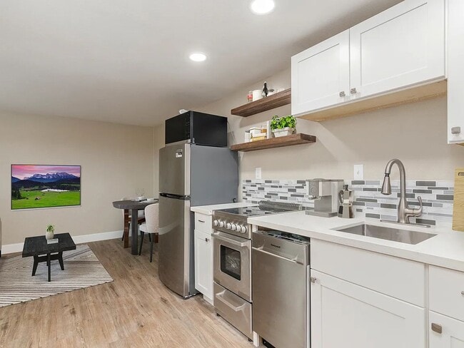 Building Photo - Charming 1-Bedroom ADU: Modern Living in L...