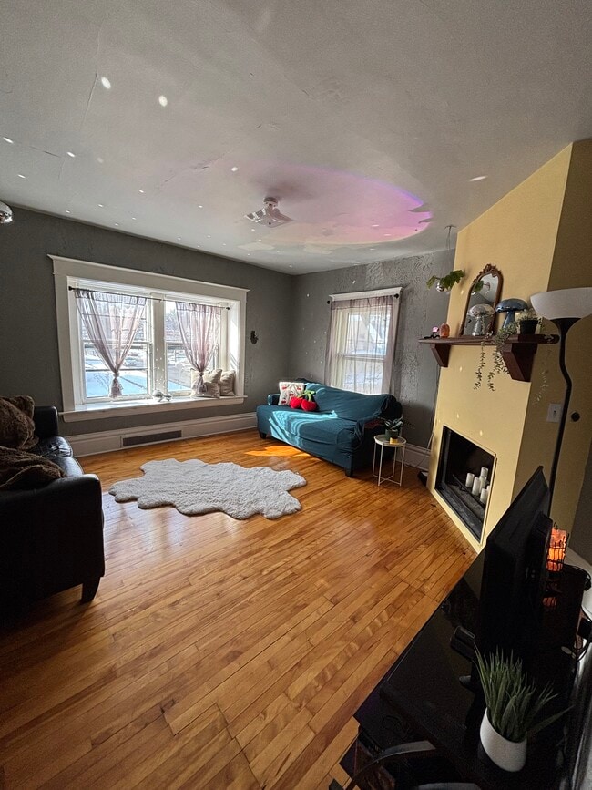 Living room - 1303 Wealthy St SE