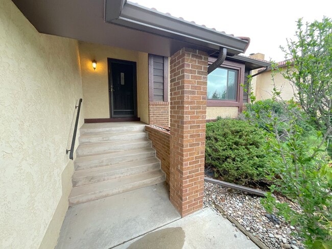 Building Photo - 3 Bedroom Home Available Near Research Pkw...