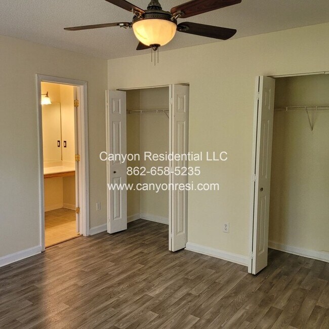 Foto del edificio - 461 Bedford Knoll Dr