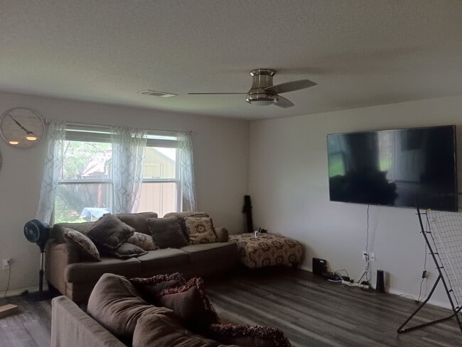 Building Photo - Room in House on Ashworth Blvd