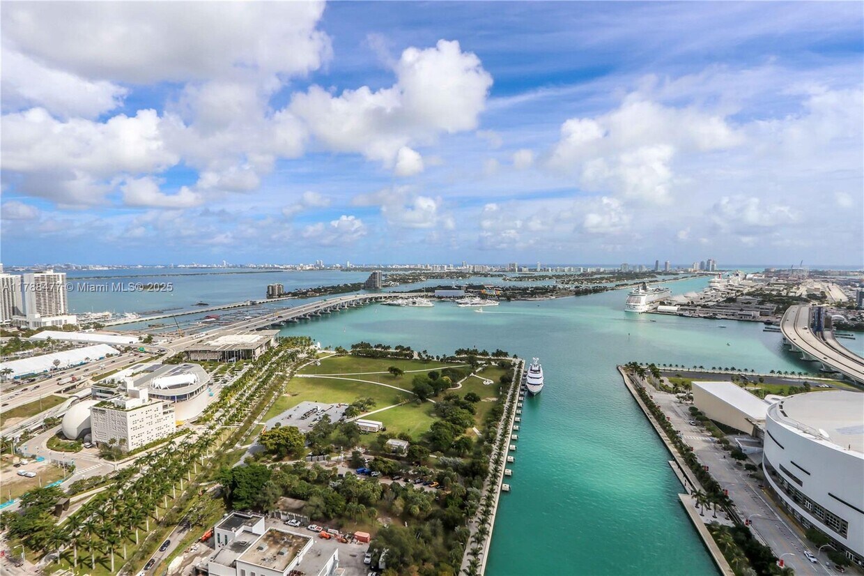 Primary Photo - 888 Biscayne Blvd