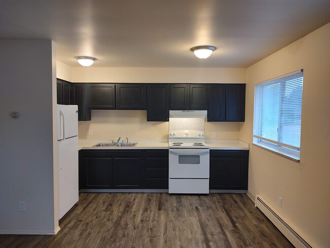 Building Photo - East Knoll Apartments (Renewed Investments II LLC)