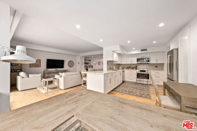 Building Photo - 818 N Doheny Dr