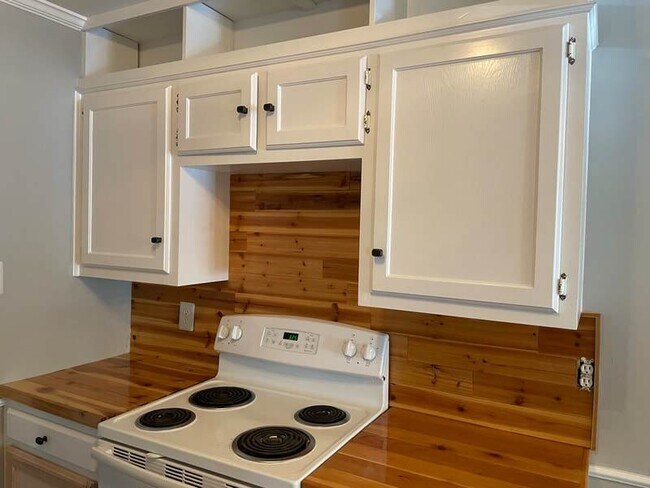 Building Photo - Super cute 2 bedroom close to campus!