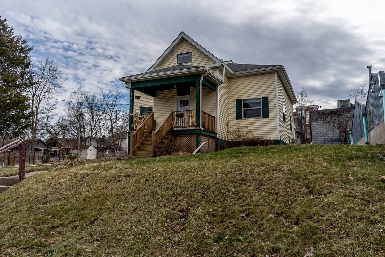 Building Photo - 2 bed | 1 bath Home