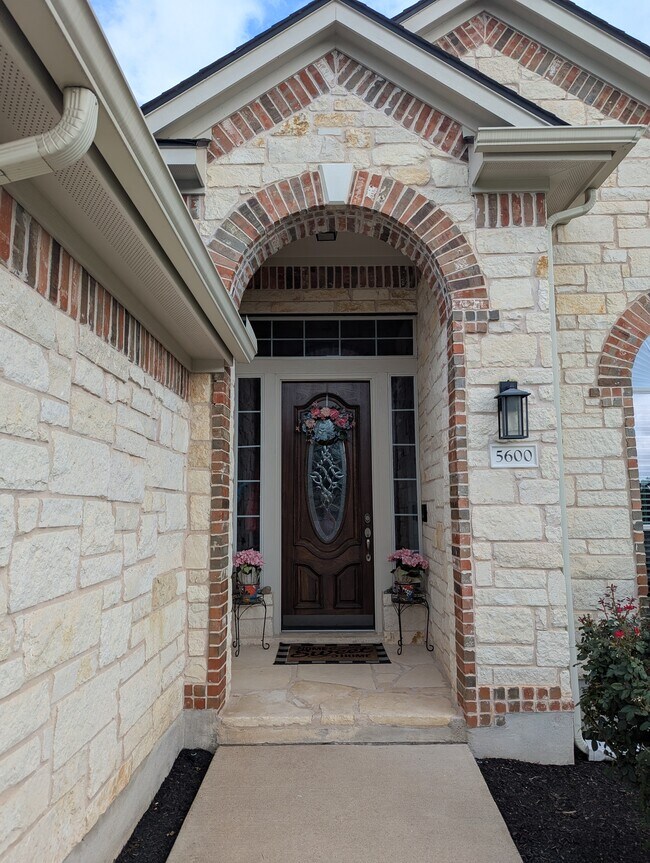 Foto del edificio - 5600 Medicine Creek Dr