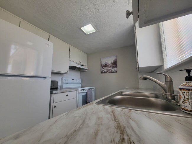 Building Photo - Newly Renovated Townhouse - Pet Friendly!!