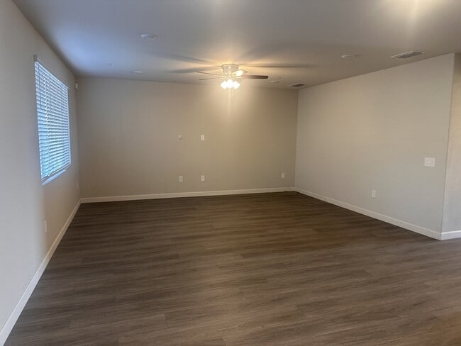 Foto del edificio - 1750 Yukon Territory Ave