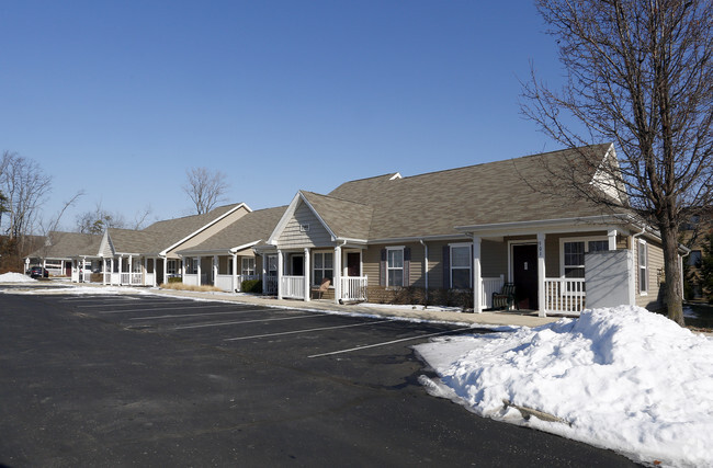 Building Photo - Four Seasons at Hawthorne