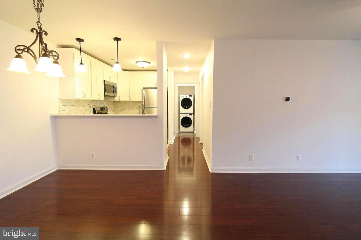 Primary Photo - 102 Chesterfield Ln