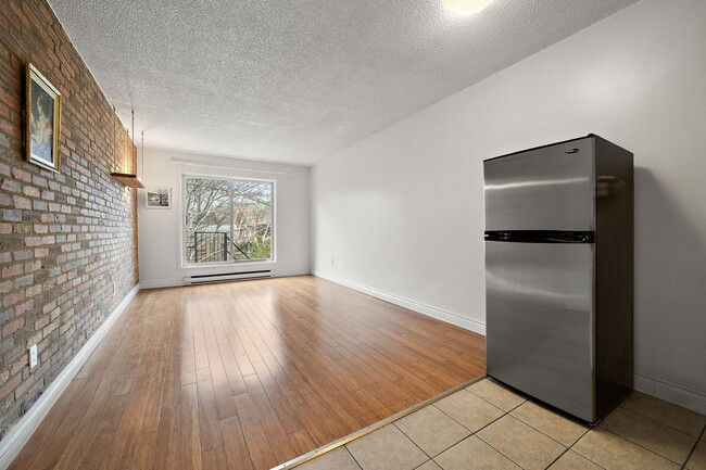 Building Photo - 1375 Rue La Fontaine