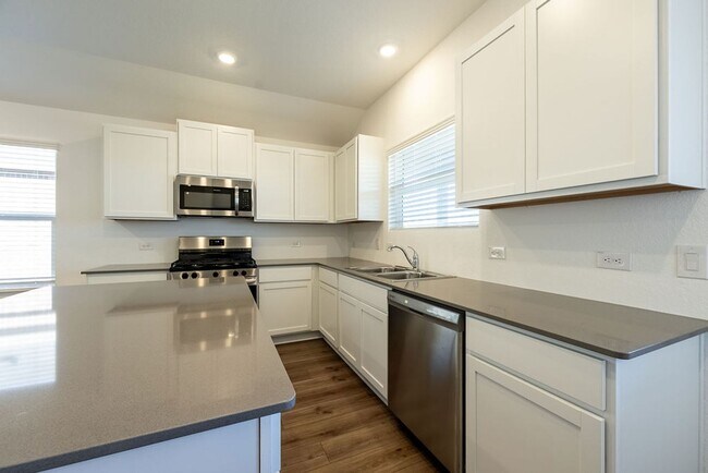 Foto del edificio - Charming Sunlit 4-Bedroom 2-Bathroom Home!