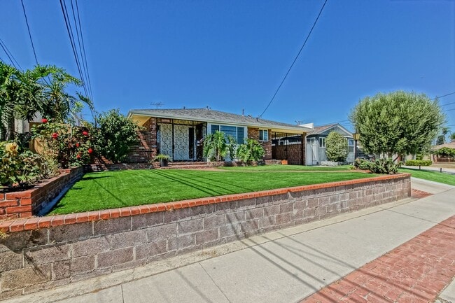 Building Photo - SPACIOUS, BRIGHT & AIRY, 3BR2BA HOME W/ GR...