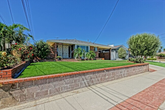 Foto del edificio - SPACIOUS, BRIGHT & AIRY, 3BR2BA HOME W/ GREAT OUTDOOR SPACE, LARGE DRIVEWAY W/ COVERED CARPORT & ...