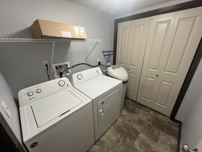 Foto del edificio - Newer 3-Bed Townhome in NW Columbus, attached double car garage and private back yard!