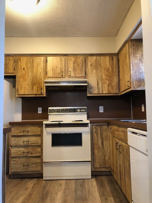 Building Photo - New on the Market-2 bedroom apartment-Maumee schools