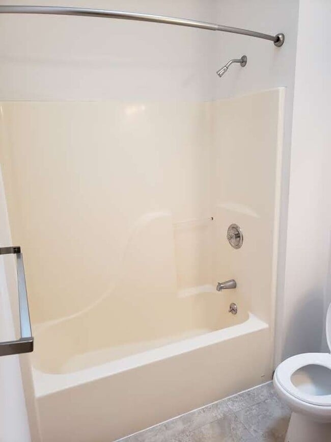 Foto del edificio - Spacious 3 bedroom, 2 1/2 bath Duplex