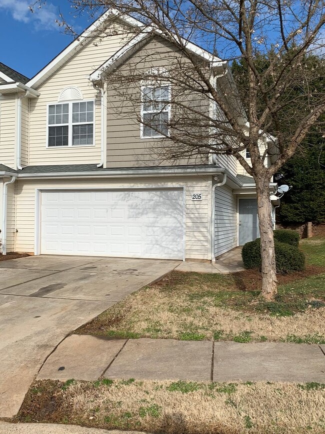 Building Photo - 205 Clusters Cir