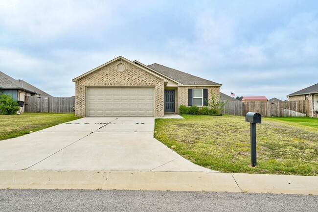Building Photo - 3 Bedrooms and Spacious!