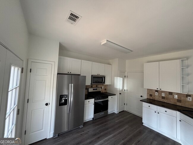 Building Photo - 200 Wellisford Ct