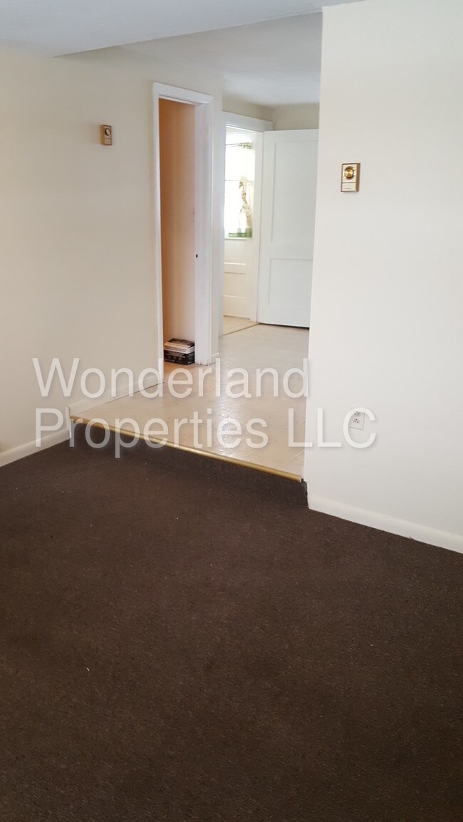 Building Photo - Clean attractive small one bedroom apartment