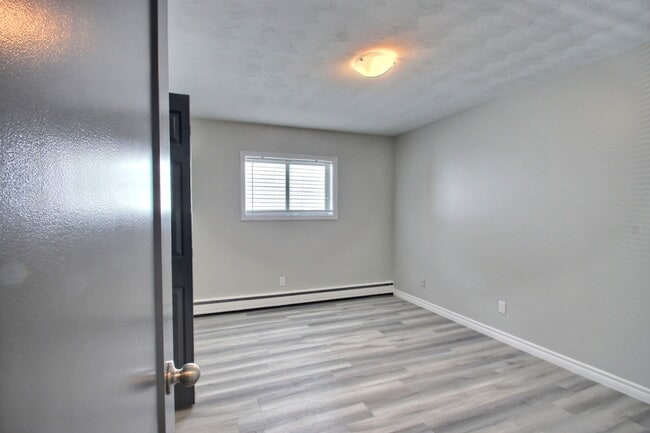 Building Photo - 62 8 St