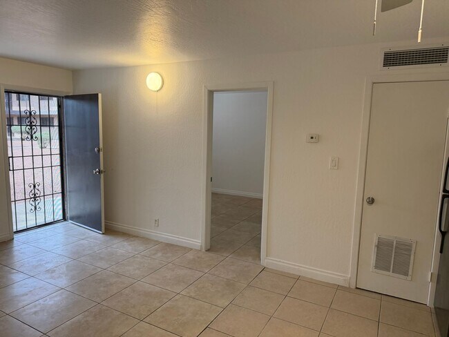 Building Photo - 1 Bedroom 1 bath Condo in Central Las Vegas