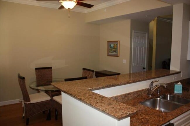 Building Photo - 612 Fern St