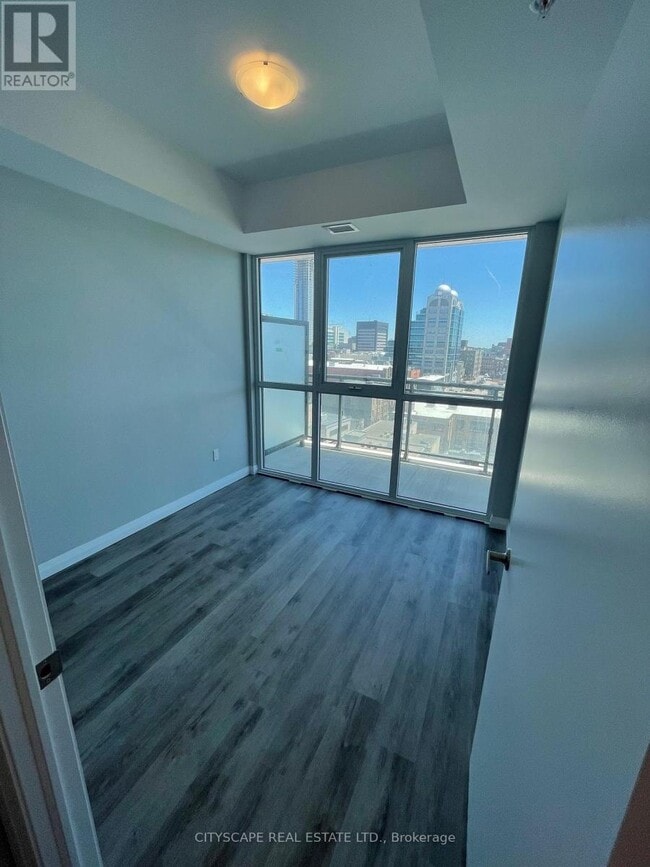 Photo du bâtiment - 60 Charles St W