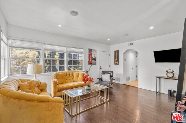 Foto del edificio - 3318 Barham Blvd