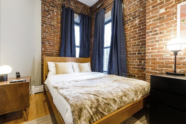 Building Photo - #299 Queen room in Upper East Side 4-bed / 4