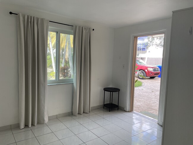 Foto del edificio - 1736 SW 12th St