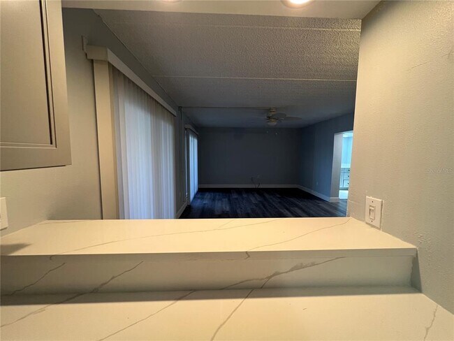 Foto del edificio - 8825 Bay Pointe Dr