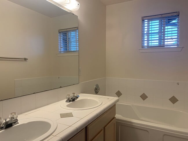 Foto del edificio - Beautiful 4BR Home | Cul-de-Sac Setting | Prime Bellevue Location