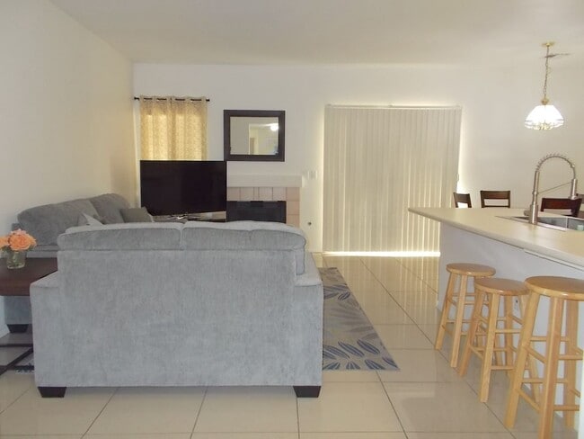 Building Photo - Beautifully Maintained Fully Furnished Home – Move-In Ready!