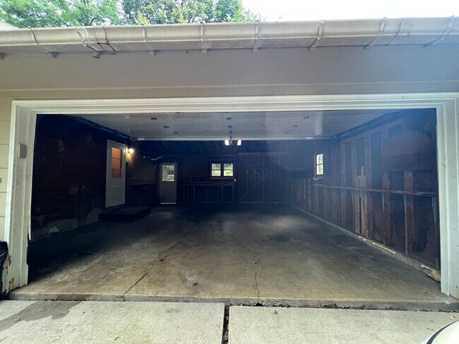 Building Photo - NW House Just blocks off of Elton Hills Dr...