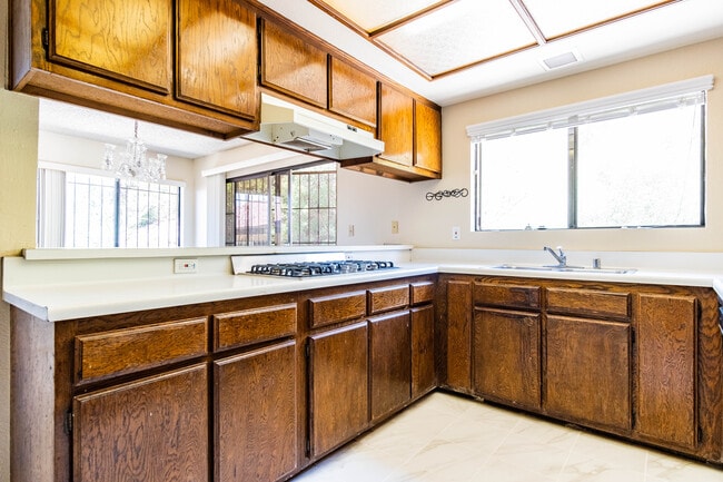 Building Photo - 2715 Las Flores Dr