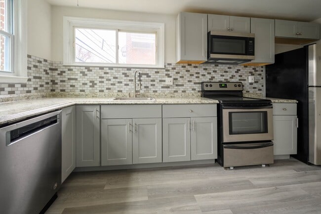 Building Photo - End row home! Stainless appliances, Laminate flrs., New Carpet, Central A/C, Garage, two (2) car ...