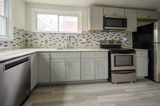 Foto del edificio - End row home! Stainless appliances, Laminate flrs., New Carpet, Central A/C, Garage, two (2) car ...