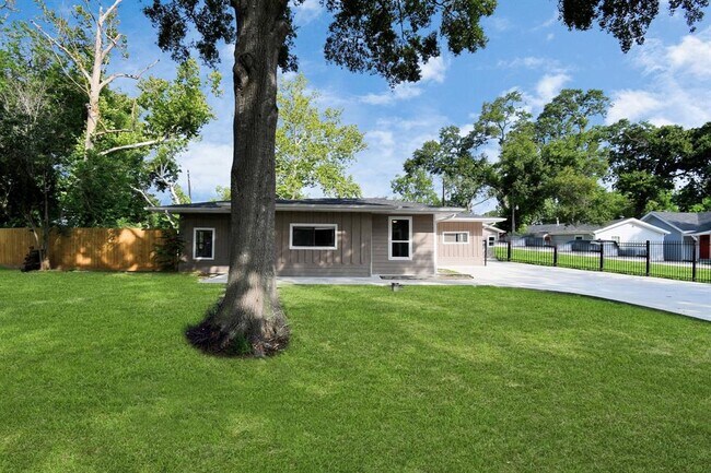 Building Photo - 6735 Alpine Dr