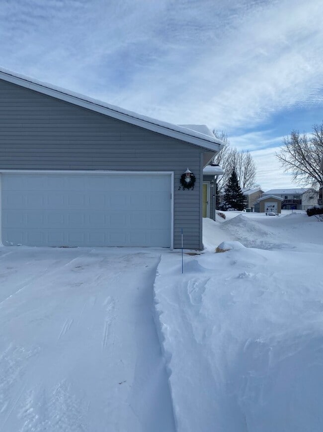 Building Photo - 3 bd/2 ba Twinhome available June 1st!