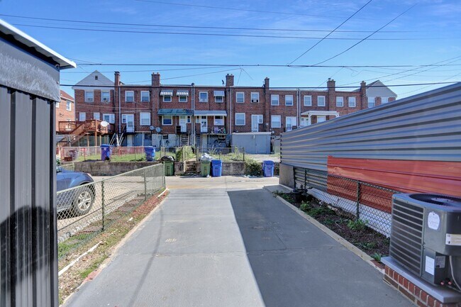 Building Photo - Renovated Beauty Ready for Immediate Occup...