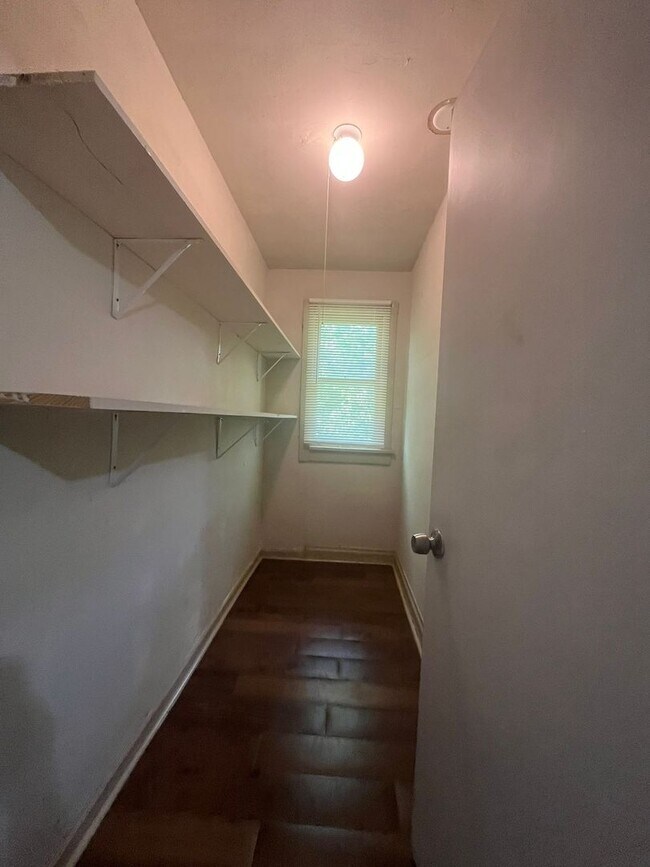 Building Photo - Spacious & Smart Layout! 3-bedroom, 1-bath...