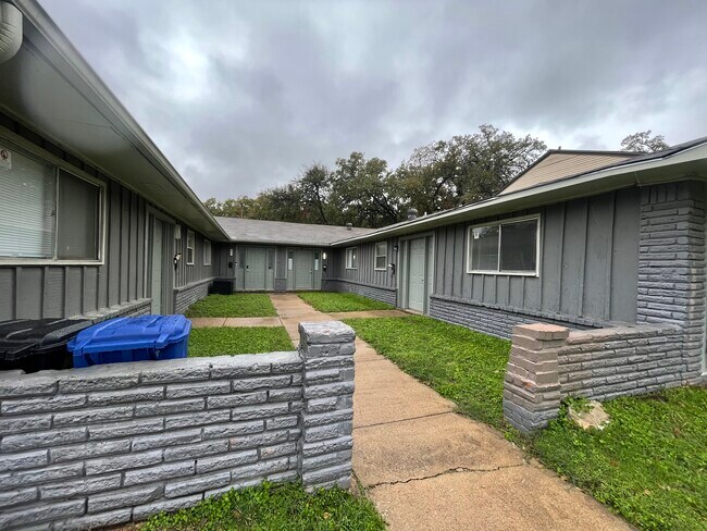 Quadplex Main Courtyard - 811 Bluebird Dr