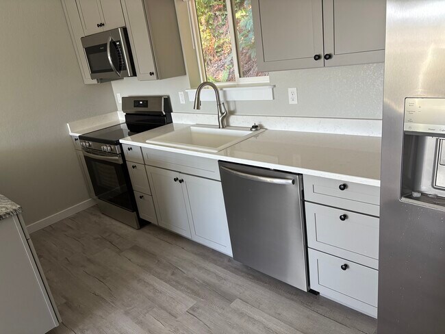 Foto del edificio - 682 Elm Ave