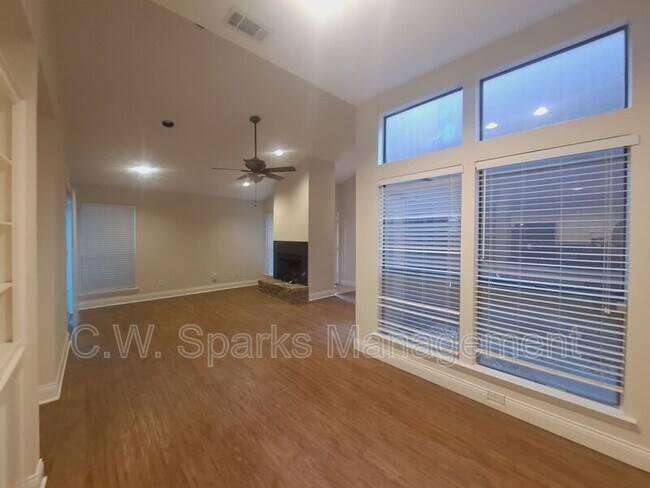 Foto del edificio - 3025 Westforest Dr