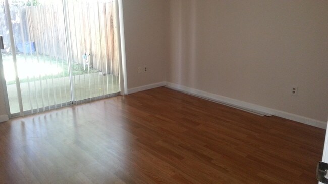Building Photo - Great 2 Bedroom/1 Bath Duplex in Arden-Arc...