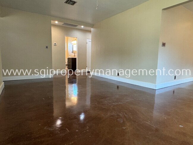 Foto del edificio - 2723 N Greenfield Rd