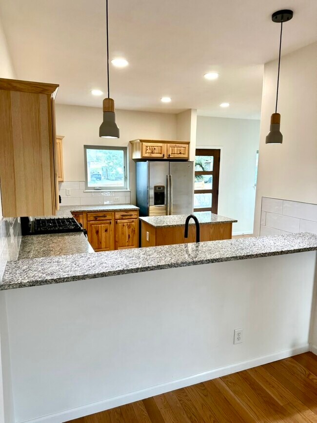 Building Photo - 30469 Hilltop Dr